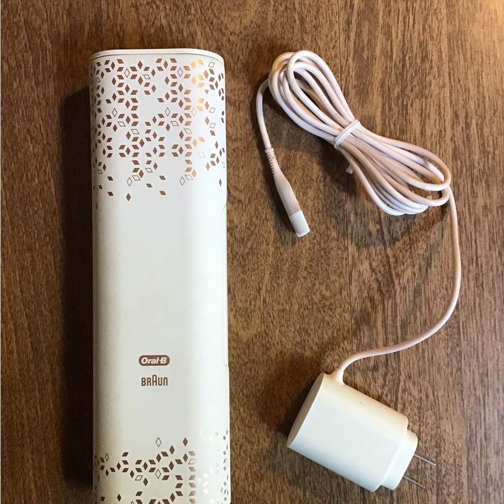 Oral-B Electric Toothbrush Travel Case - White and rose gold
